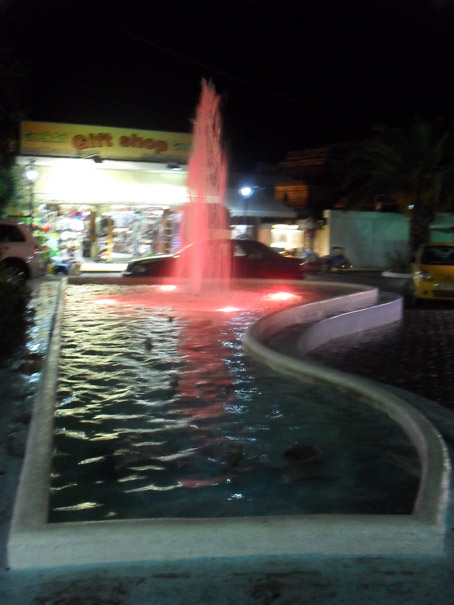 Fontana na trgu u Haniotiju 16 AU.jpg